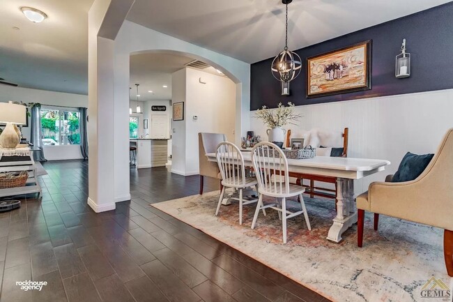 Building Photo - NW Home w/Pool & Firepit!