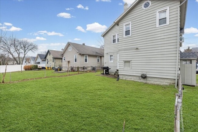 Building Photo - 127 E Pine St