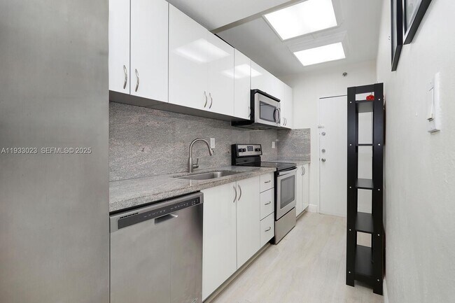 Building Photo - 100 Lincoln Rd