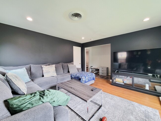 Building Photo - 4405 W 43rd St
