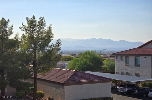 Building Photo - 2305 W Horizon Ridge Pkwy