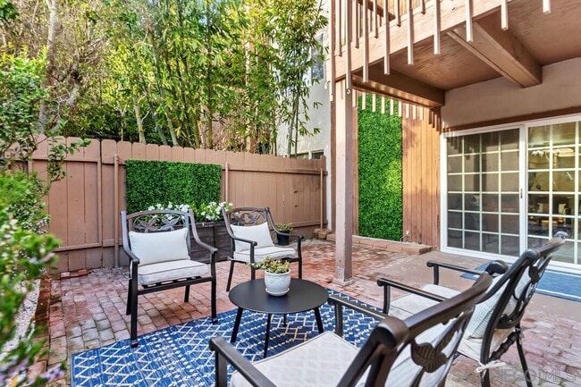 Building Photo - 2600 Torrey Pines Rd