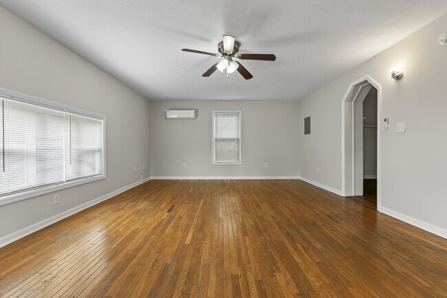 Building Photo - 702 Della Dr