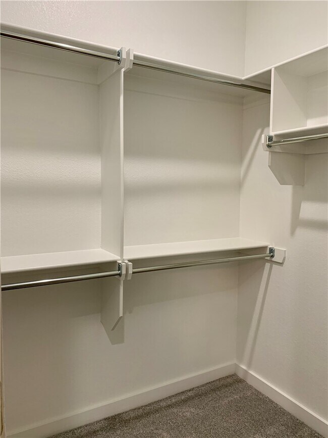 Building Photo - 402 Red Robin St