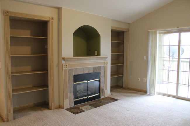 Building Photo - Lovely 2 Bedroom Condo