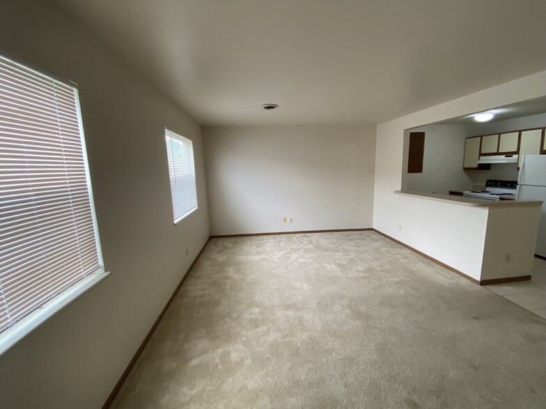 Building Photo - 128 Sandstone Ct