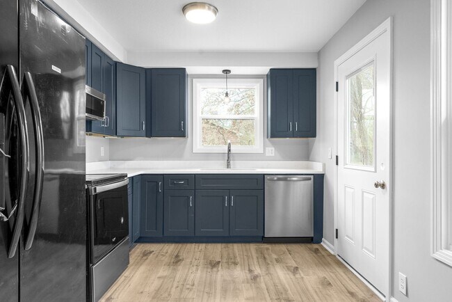 Building Photo - Newly Renovated 3 Bedroom Pet Friendly Hom...