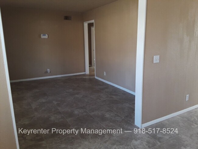 Building Photo - Spacious 4 Bedroom House