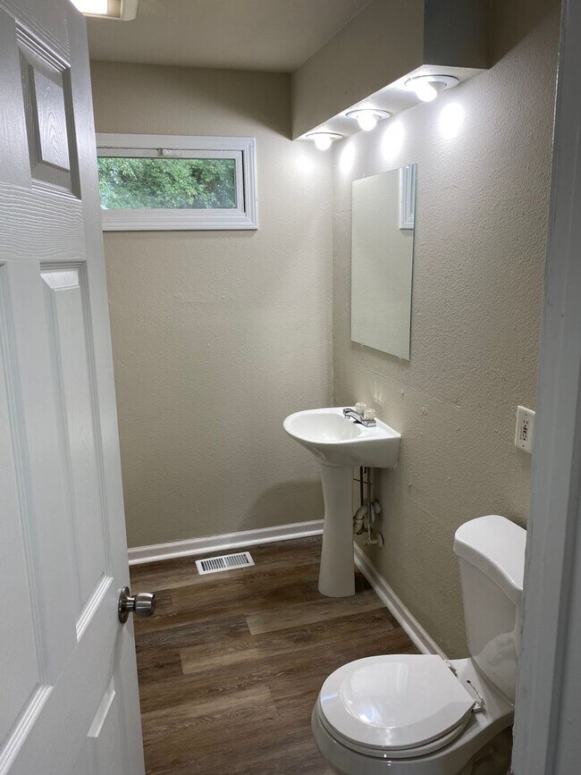Building Photo - Fall in Love with this Cozy 2 Bedroom House!