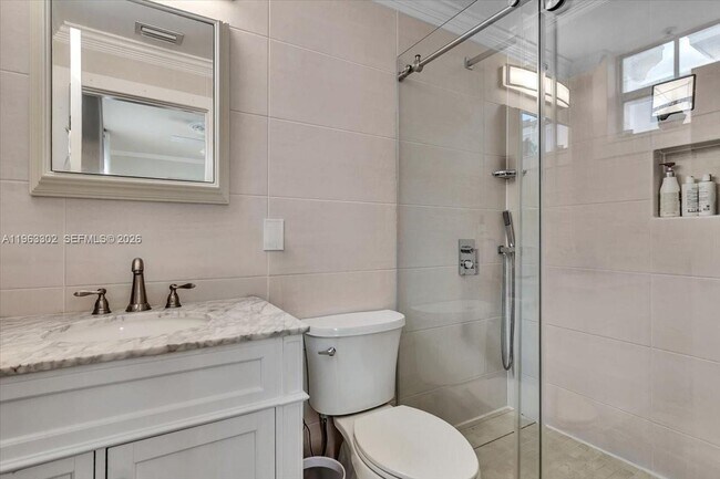 Building Photo - 1033 NE 17th Way