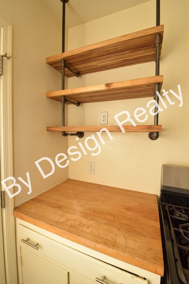 Building Photo - Midtown 2 Bed 1 Bath Home on Huge Lot