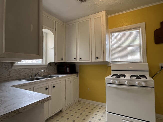 Kitchen - 2030 W Sherwood Ave