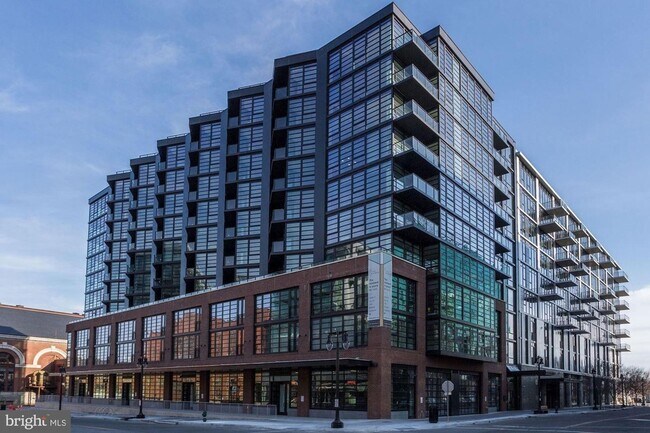 Building Photo - River-View 2BD Luxury Condo with Balcony and Parking!