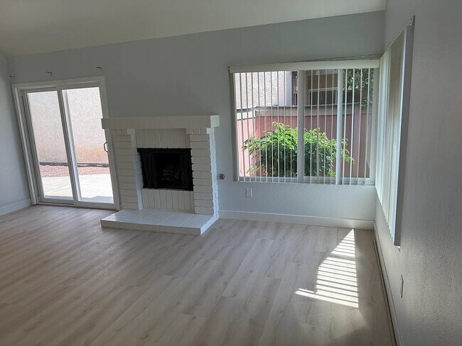 Building Photo - 10765 Esmeraldas Dr
