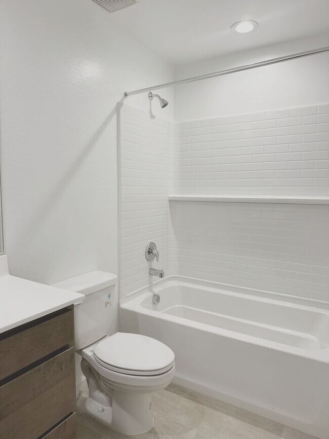 Building Photo - NEW 5 BEDROOM 3 BATHROOM HOME AVILABLE FOR RENT!