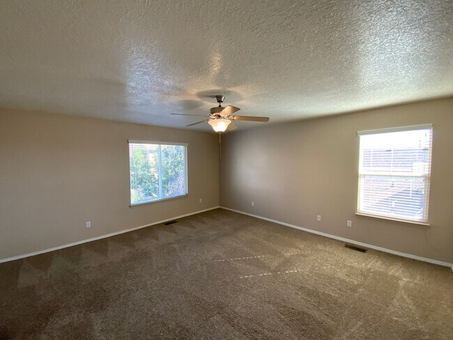 Building Photo - 3 Bedroom Home Available Near Unser Blvd N...