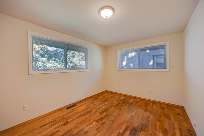 Building Photo - Charming House For Rent in Burien! Full Si...
