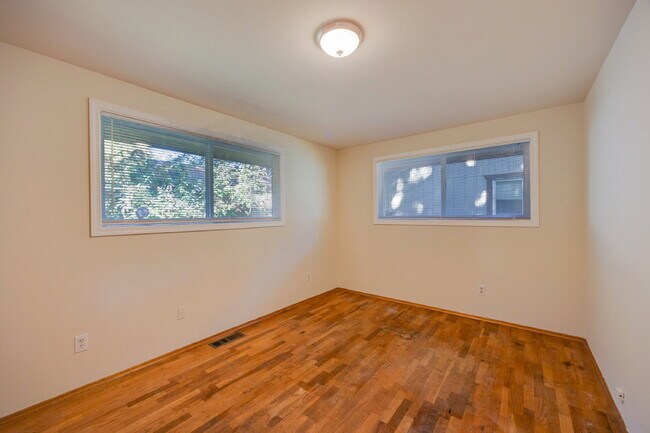 Building Photo - **NO SHOWINGS, WE ALREADY HAVE AN APPLICAT...