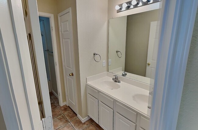 Building Photo - Move-In Special: $500 off the first full m...