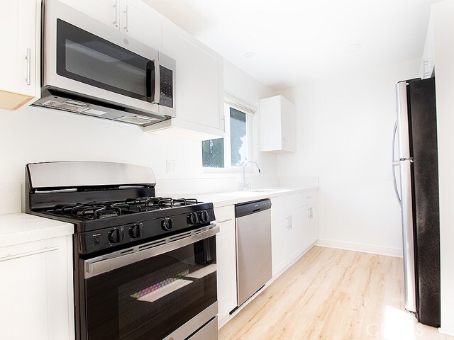 Building Photo - 2027 Vista Del Mar Ave