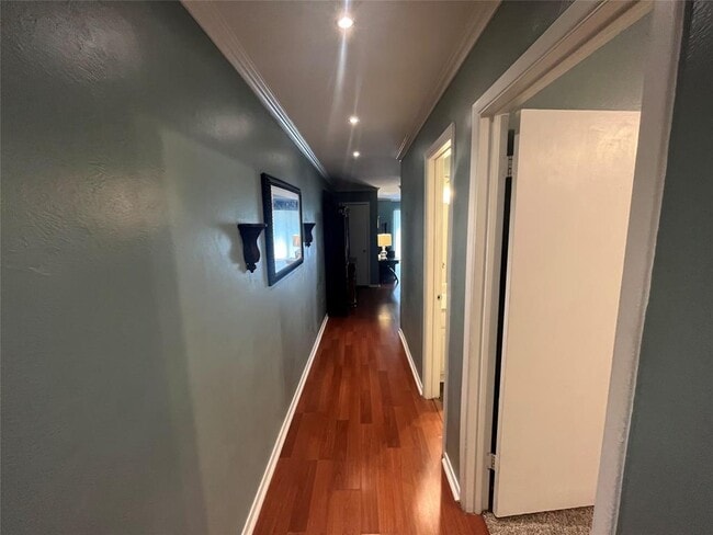 Building Photo - 1818 S Lakeshore Blvd