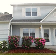 Building Photo - Townhouse in Newport