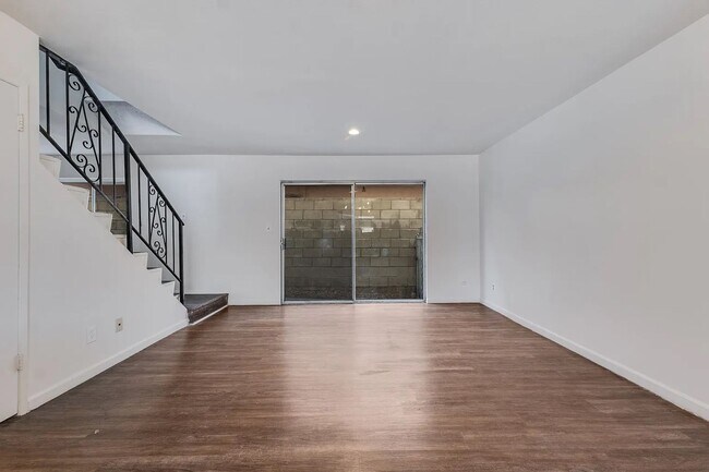 Building Photo - 540 E Hyde Park Pl