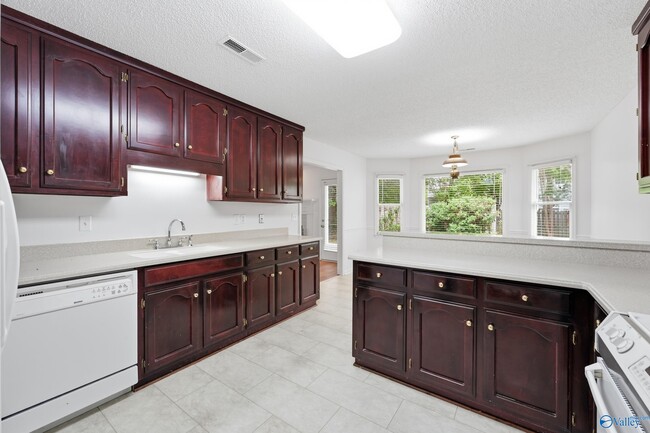 Building Photo - 210 Pebble Brook Dr