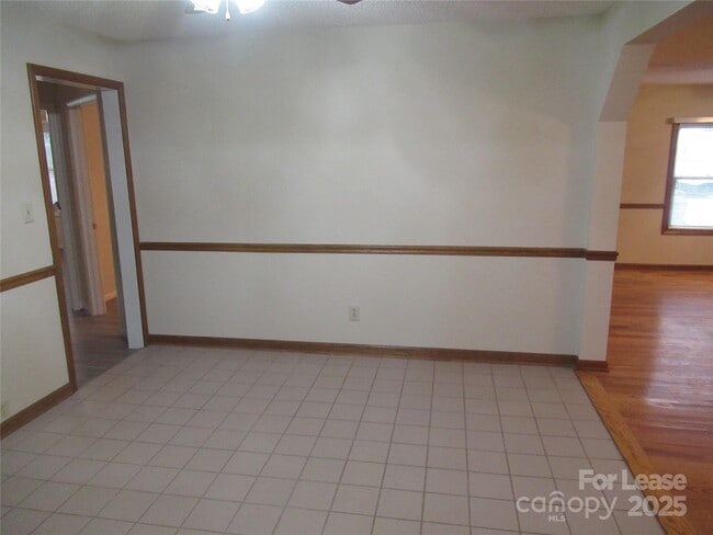Building Photo - 106 E Klutz St