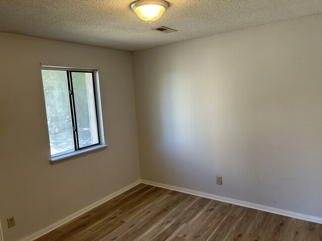 Building Photo - 3615 N Crestview Dr NW