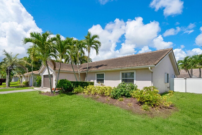 Building Photo - 7661 W Country Club Blvd