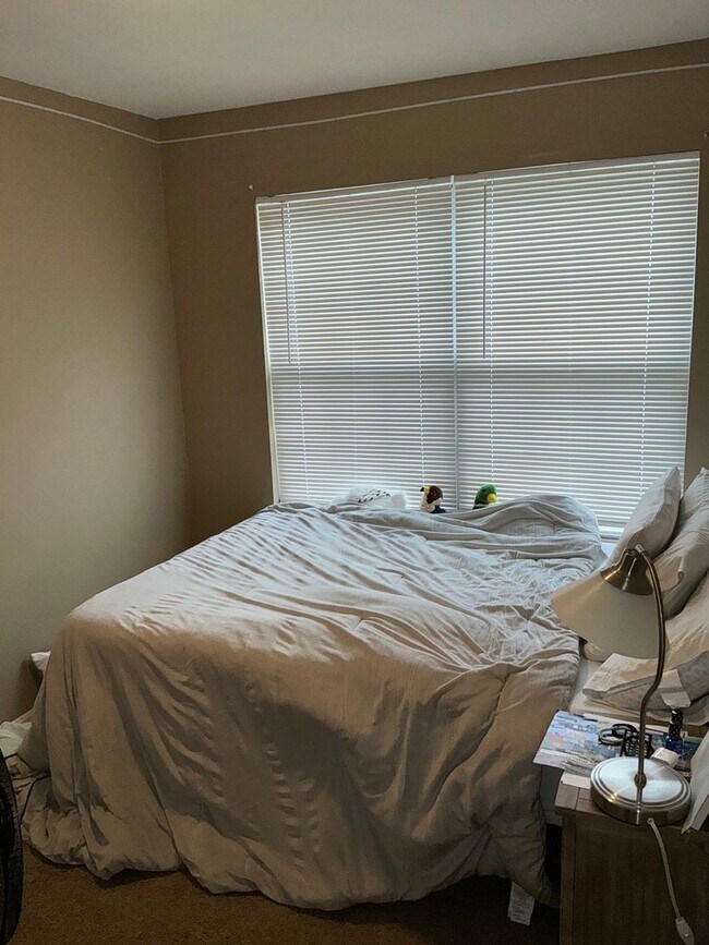 Building Photo - Very clean and well maintained 3BR 2 full ...