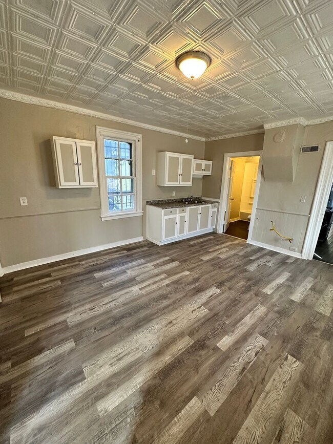 Building Photo - Spacious Single Family Home Ready for Rent in Great Neighborhood