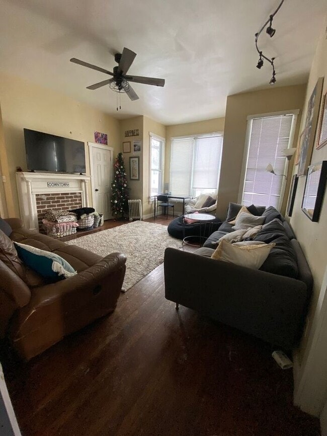 Building Photo - $2,400 | 3 Bedroom, 1 Bathroom Bottom Leve...
