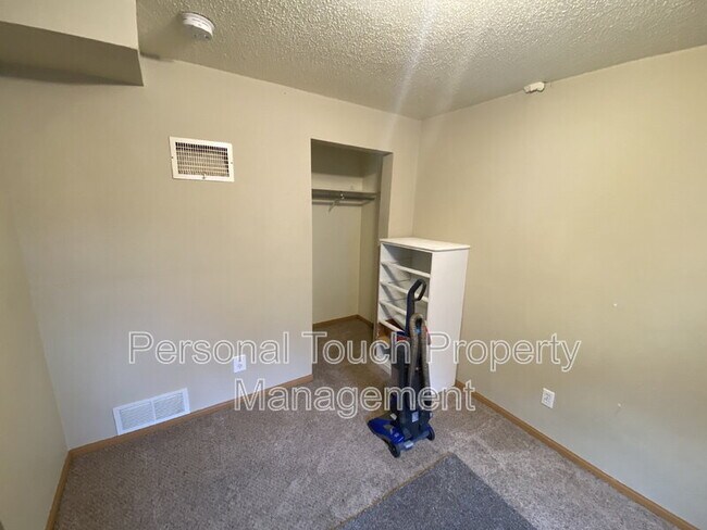 Building Photo - 1009 13th Ave N