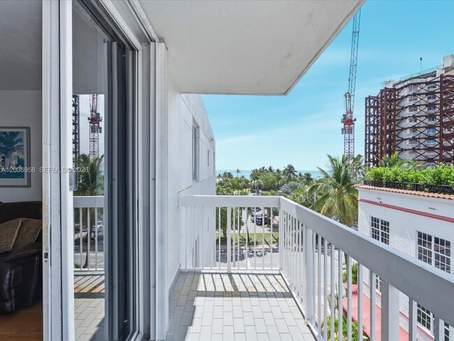 Building Photo - 3588 Collins Ave