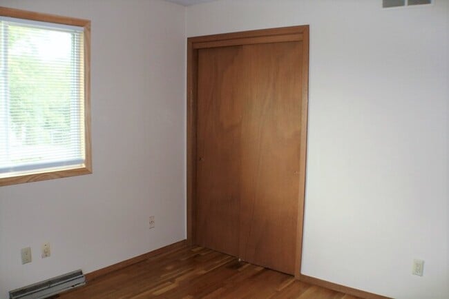 Building Photo - $2,200 | 4 Bedroom, 2 Bathroom House | No ...