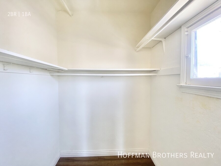 Building Photo - 362 1/2 N Sierra Bonita Ave