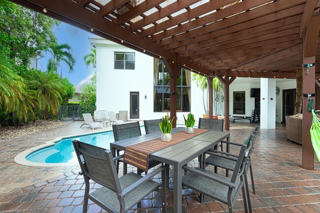 Building Photo - 10703 Versailles Blvd