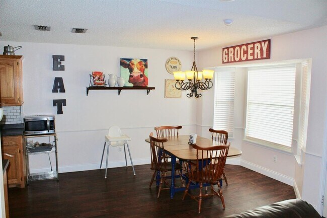 Building Photo - Available JULY 1st! Beautiful clean open concept home!