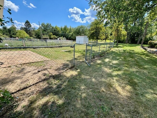 Building Photo - Three Bedroom / Two Bathroom House AVAILAB...