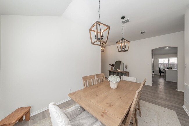 Building Photo - 3bed/2bath Cozy Chic with Backyard Oasis