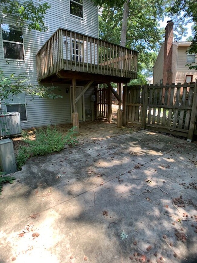 Building Photo - 1806 Sara Ln