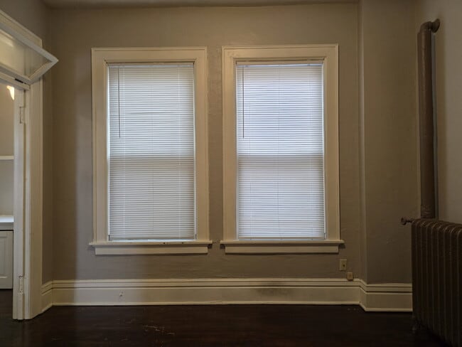 Building Photo - Updated 4-Bedroom Apartment in Oshkosh - 1...