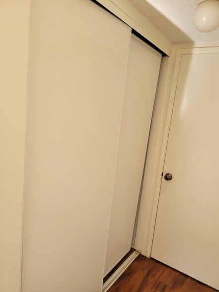 Building Photo - 849 E Victoria St