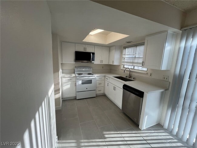Building Photo - 2112 Sun Ave