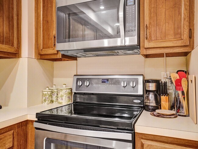 Building Photo - 3200 Port Royale Dr S