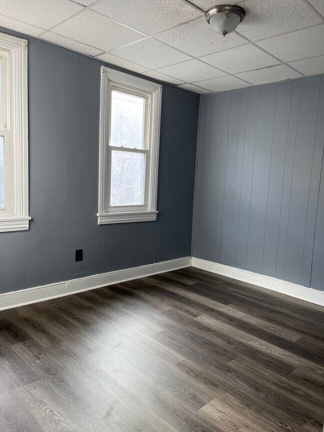 Building Photo - Large 4 Bedroom, 1 Bathroom in Columbia!