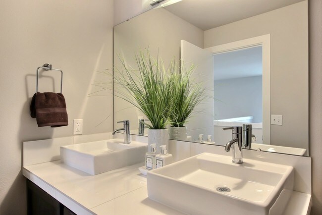 Main Bath - 513 125th St Ct E