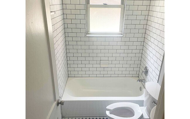 TC-42 Bathroom - Tudor Court